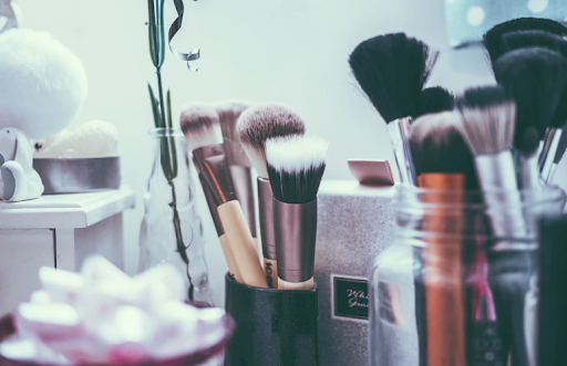 How to Pack up Your Makeup Like a Makeup Artist When Traveling